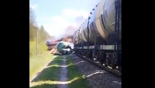 VIDEO/ Moska: Shpërthen në flakë treni, ishte vendosur bombë në shina! S’ka viktima