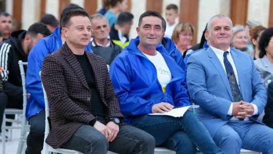 Kandidati i Berishës e Metës për Vlorën, Hysni Sharra takim me qytetarët në Lungo Mare, u shpërndan fletëpalosjet me programin e tij   