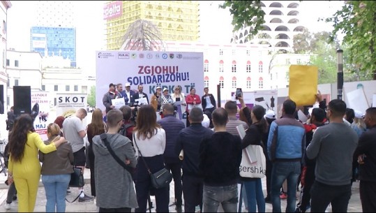 Dita e punëtorëve/ Tubim i shoqërisë civile në Tiranë, punonjësja e pastrimit: Pagat e ulëta! Nuk na dalin as për të plotësuar kushtet e fëmijëve