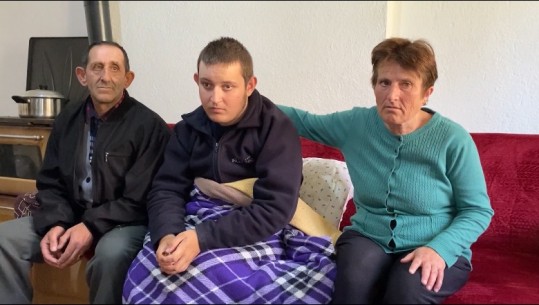 Drama e familjes Lloha në Pogradec! Djali me sindromë ‘down’, prindërit e sëmurë s’mund të kujdesen! Apeli për ndihmë: Duam shtëpi dhe karrocë elektrike