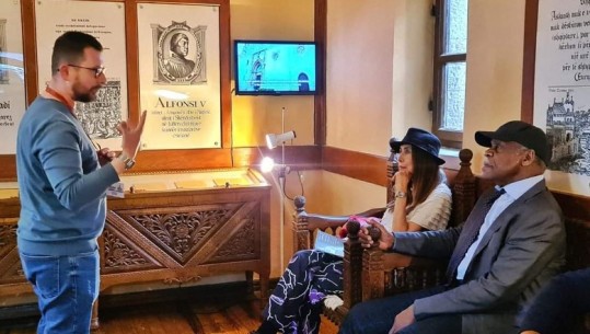 Aktori dhe producenti i njohur amerikan, Danny Glover viziton muzeun 'Gjergj Kastriot Skënderbeu' në Krujë