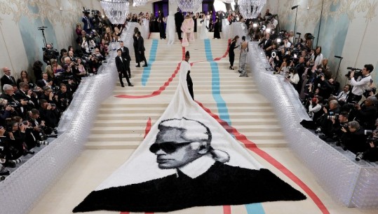 Met Gala 2023, ngjyra e bardhë dhe e zezë ‘pushton’ eventin më të madh të modës, ja si u veshën yjet në tapetin e kuq për të nderuar Karl Lagerfeld