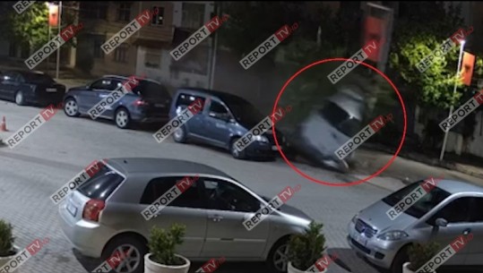 Aksident në Vlorë/ Report Tv siguron VIDEON, makina përplaset e rrotullohet disa herë në rrugë! Shpëton mrekullisht shoferi