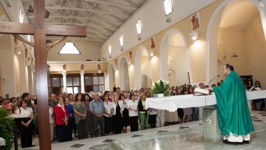 VIDEO/ Napoli në festë, prifti këndon këngën e titullit kampion në kishë