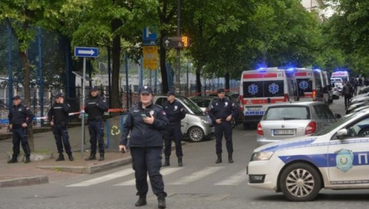 Beogradi trondit sërish, 16-vjeçarja futet në shkollë me thikë dhe plagos mësuesen dhe shoqen e klasës