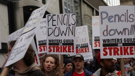 Skenaristët e Nju Jorkut në grevë, ndërpriten emisionet e mbrëmjes