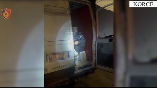 VIDEO/ Korçë, po transportonte 15 emigrantë të paligjshëm, vihet në pranga 56-vjeçari nga Durrësi