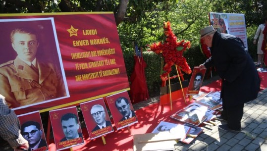 Dita e Dëshmorëve, ithtarët e diktatorit Enver Hoxha kryejnë homazhe te Varrezat e Dëshmorëve
