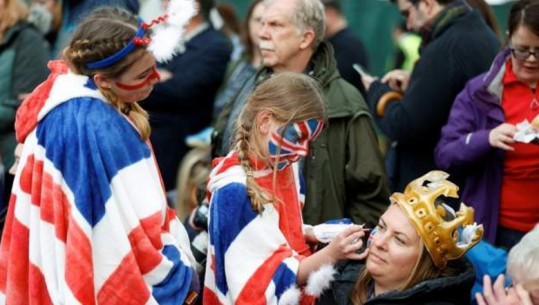 FOTO/ Atmosferë festive pak orë para ceremonisë së kurorëzimit të Mbretit Charles III, britanikët mbushin rrugët e Londrës