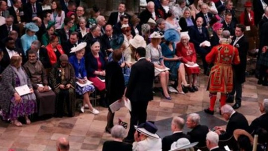 Një orë para ceremonisë së kurorëzimit, të ftuarit mbërrijnë në Westminster Abbey