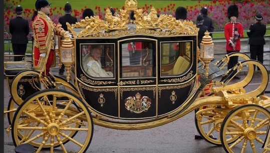 FOTO/Bota ‘sytë’ nga Londra për kurorëzimin e Mbretit Charles III, karroca madhështore e larë në flori niset nga Buckingham Place