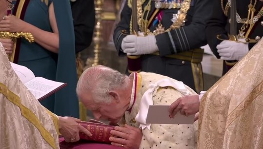 Charles III betohet me dorën mbi bibël: Do jem monark besnik
