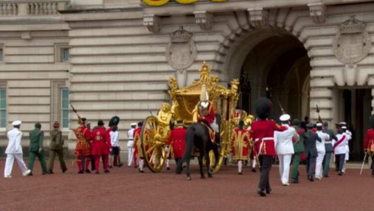 Mbreti dhe Mbretëresha kthehen në Buckingham
