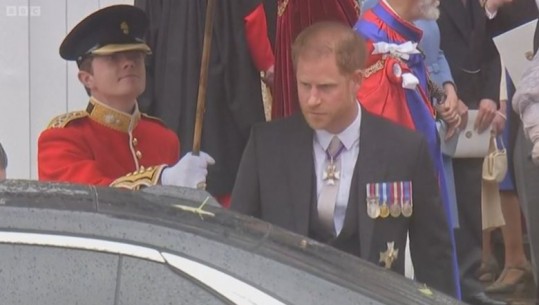 Princi Harry largohet vetëm pas kurorëzimit të Mbretit Charles III
