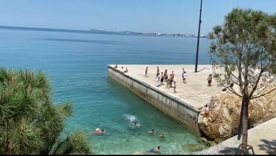Temperaturat e larta, bregdeti i Vlorës mbushet me turistë (VIDEO)