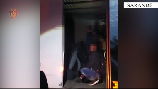 29 emigrantë të paligjshëm në një kamionçinë, arrestohet 52-vjeçari në Sarandë! Do t'i transportonte në këmbim të pagesës