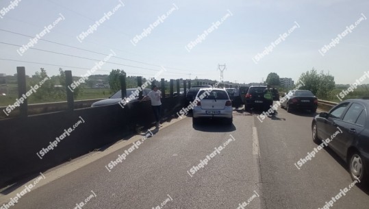 Aksident në Sukth, përplasen 5 automjete! Trafik i rënduar në aksin Tiranë-Durrës
