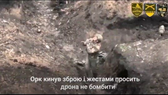 VIDEO/ Ushtari rus i vetmi i mbijetuar, i dorëzohet dronit! Ukrainasit i hedhin një shënim: Për të shpëtuar veten, ndiq atë