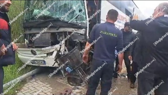 Aksident i rëndë në Maliq, autobusi me pasagjerë përplaset me autobotin, më pas goditet nga kamioni dhe bëhet copash! Dëmtohet shoferi (VIDEO)