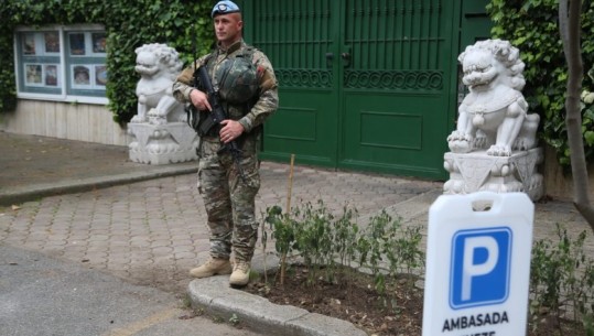 FOTO/ Zgjedhjet vendore, ushtria merr në mbrojtje ambasadat në Tiranë