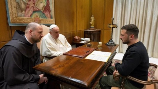Zelensky takim 40 minutësh me Papa Françeskun në Vatikan! Shkëmbejnë dhuratat simbolike