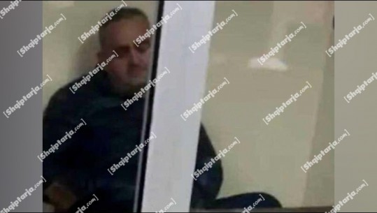 Me sytë e mbyllur i mbështetur për muri, del foto-ja e Fredi Belerit gjatë seancës në gjykatën e Vlorës