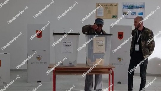 Fillon procesi i votimit në Kavajë me mbi 1 orë vonesë, zgjidhet ngërçi më pajisjet e identifikimit elektronik  