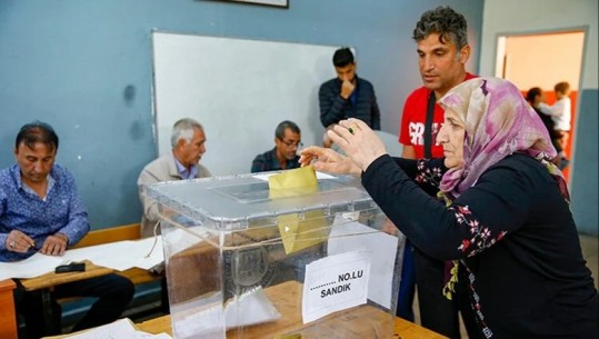 Mbyllen zgjedhjet në Turqi, rezultatet paraprake nxjerrin fitues Erdoganin! Opozita: Kandidati ynë po kryeson