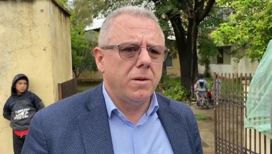 Incident në Fushë-Krujë/ Një votues godet me grusht komisionerin e opozitës, policia: Shpallet në kërkim! Rithemelimi: 3 veta e tërhoqën zvarrë