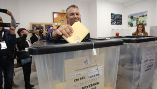 Voton kandidati i Berishës e Metës për Durrësin, Cara: Ftoj qytetarët të ushtrojnë të drejtën e tyre për të votuar