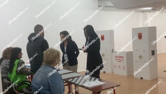 Ambasadorja Kim vizitë në Vlorë: Nuk duhet të ushtrohet presion mbi asnjë votues! Asnjë s’duhet të kryejë shit-blerje vote! Autoritetet të zbatojnë ligjet