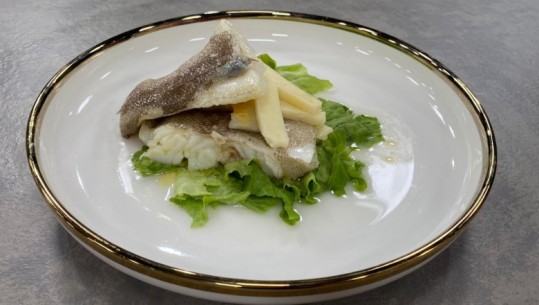 Fileto merluci (Baccalà) me djathë, sallatë dhe uthull molle nga zonja Albana