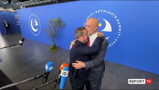 VIDEOLAJM/ Edi Rama në Samitin e liderëve evropianë në Rejkjavik, puth në ballë kryeministrin e Luksemburgut