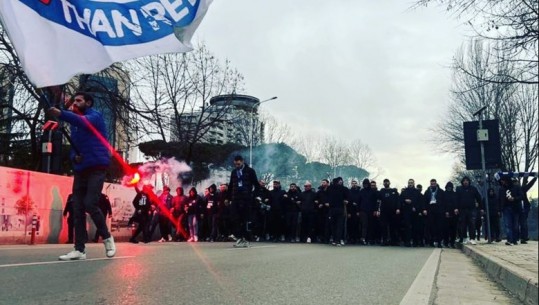 (VIDEO) DERBI/ Tifozët nisin marshimin për në stadium, policia shoqëron 'Fanatics-at' dhe 'Guerrils-at'