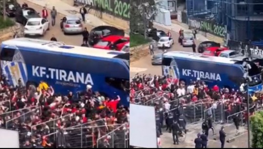 VIDEO/ Incidente në derbi, tifozët e Partizanit thyejnë xhamin e autobusit të Tiranës
