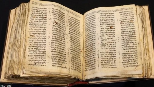 Bibla hebraike më e vjetër në botë shitet për 38 milionë dollarë në ankand