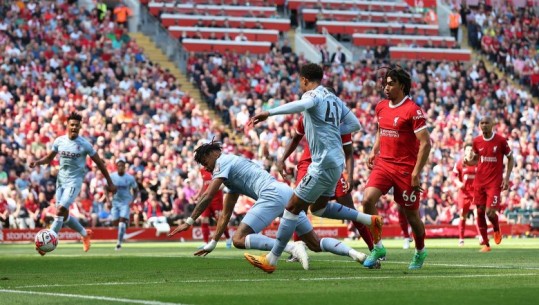 GOLAT/ Firminho shpëton nderin e Liverpool-it, 2 gola dhe VAR në 'Anfield'
