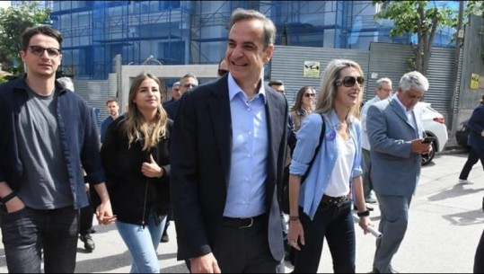 Zgjedhjet në Greqi/ Mitsotakis voton së bashku me fëmijët: Një ditë më e mirë do të vijë