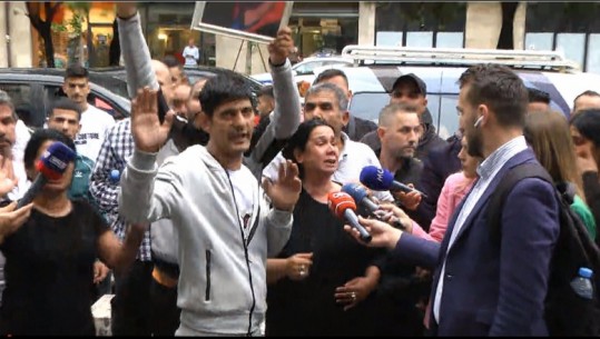 Protesta për Jani Rustemajn: Duam drejtësi për djalin, kishte dhëmbin e thyer dhe veshin e nxirë! Nuk na linin ta shihnim në spital