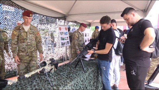  ‘Defender europe 2023’, ushtria shqiptare në një ekspozitë ! Turistë nga Franca dhe Kanadaja ‘prekin’ armët shqiptare