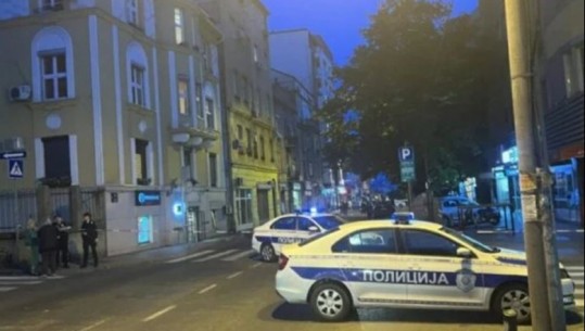 Të shtëna me armë para një restoranti në Beograd! Plagosen 2 persona