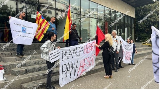 Saimir Sulës iu mor zemra në një spital në Spanjë, të afërmit e tij protestë para ministrisë së Drejtësisë 