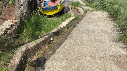 Report Tv vëzhgim në Lin, ujëra të zeza në rrugët e fshatit! Bashkia e Pogradecit s’zbaton rekomandimet e UNESCO-s, banorët: S’ka kanalizime