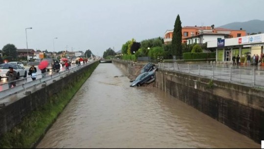 Itali/ Moti i keq në Brescia, për 1 orë e gjysmë reshje shiu përmbyten rrugët! Makinat përfundojnë nën ujë