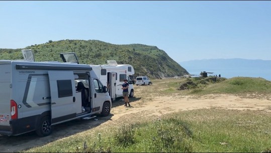 Portonova, popullohet plazhi i ‘aventurierëve’ në Vlorë! Dhjetëra turistë me kampera: Të mrekulluar nga Shqipëria
