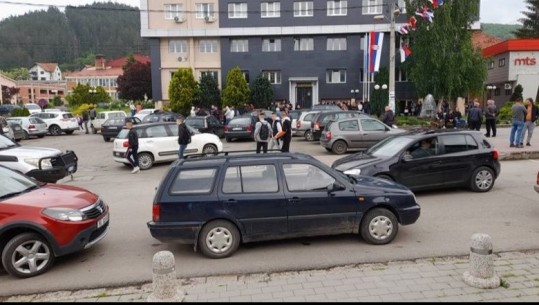 Foto nga Zubin Potoku, qytetarët serbë janë mbledhur për të ndaluar kryetarin e ri të hyjë në komunë