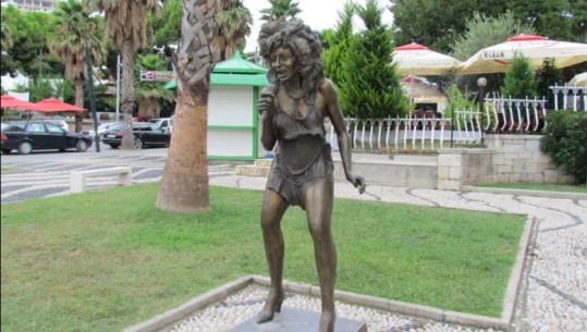 ‘Si u bë Tina Turner befasisht një ikonë në Shqipëri?’ Al Jazeera shkruan për ndikimin e mbretëreshës së ‘Rock 'n' Roll’ te shqiptarët dhe statuja në Durrës