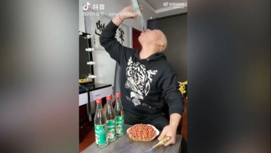 Piu shishe me pije alkoolike kineze live, vdes papritur influenceri i Tik-Tok-ut (VIDEO)