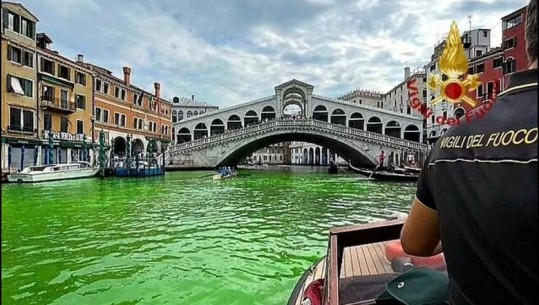 Itali, Kanali i Madh në Venecia bëhet i gjelbër! Prefekti thërret mbledhje urgjente: Të hetojmë shkakun (VIDEO)