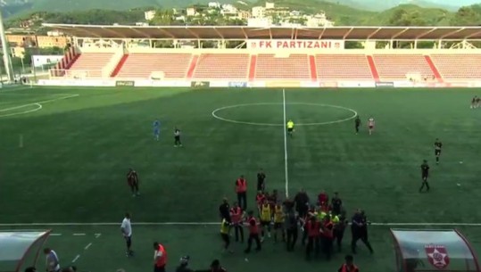 VIDEO/ Tensione në fushë pas sfidës Flamurtari-Korabi, tifozët vlonjatë gjuajnë me shishe arbitrin